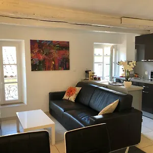 à Deux Pas Du Palais Des Festivals , Deux Pièces Dans Le Bas Du Quartier Historique Du Suquet à Cannes